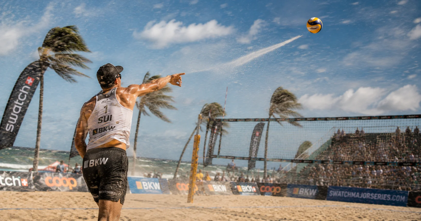 Beachvolleyball-Aufschlag bei starkem Wind – der Ball wird seitlich abgelenkt und erschwert die Angriffsstrategie